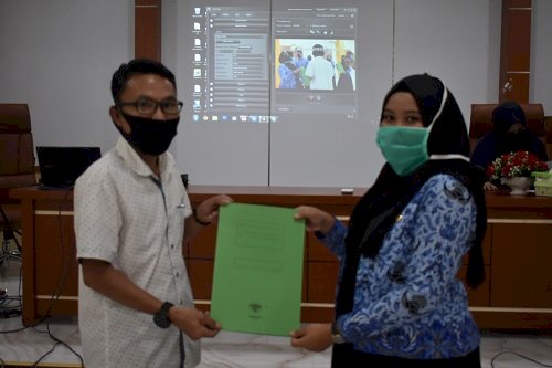 Azis Serahkan Petikan SK Kepada Sejumlah Guru yang Baru Dilantik