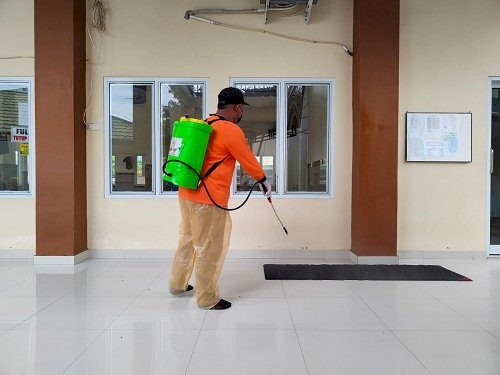 Gedung MTsN 1 Kota Gorontalo disemprot Disinfektan Oleh Baznas Kota