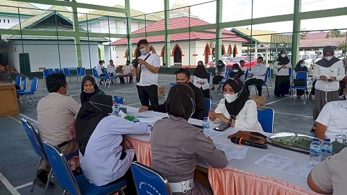 Sejumlah Siswa dan Guru MTsN 1 Kota Lakukan Vaksin Covid-19