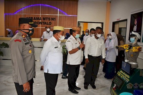 Selain Tinjau Vaksinasi di Madrasah, Kakanwil Sempatkan Diri Melihat Langsung Kebolehan Robot Hasil Karya Siswa MTsN 1 Kota