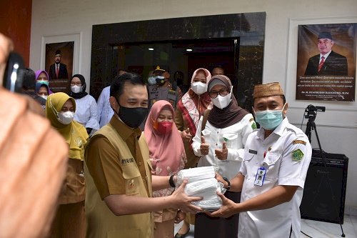 Civitas Akademik MTsN 1 Kota Mendapat Bantuan Masker Medis dari Wawali