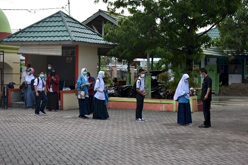 Satgas Covid-19 MTsN 1 Kota Perketat Prokes Saat Masuk Pintu Madrasah