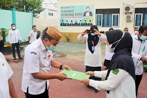 Kepala MTsN 1 Kota Gorontalo Terima SK Kenaikan Pangkat Dari Kakankemenag Kota