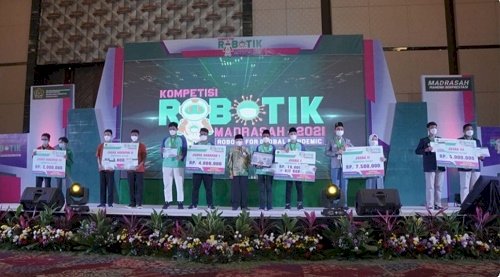 Tim Robotik MTsN 1 Kota Gorontalo Hadiri Malam Penganugerahan MRC 2021