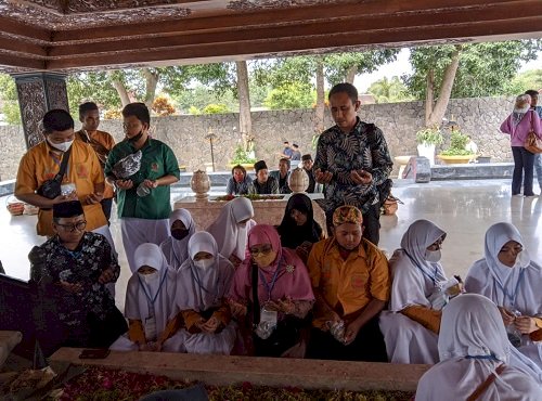 Refleksikan Pemikiran Pendiri Bangsa, Rombongan PIR Van Java Kunjungi Makam Proklamator