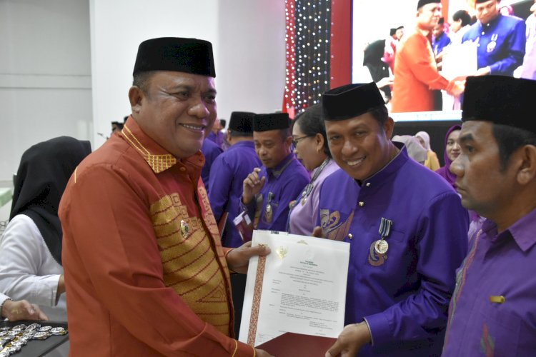 Salah Satu Guru MTsN 1 Kota Terima Satya Lencana