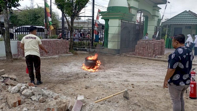 SATPAM MTsN 1 Kota dibekali cara menggunakan APAR