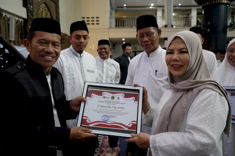 Kepala MTsN 1 Kota Gorontalo Terima Penghargaan Atas Dedikasi dan Pengabdian dalam Mengisi Kemerdekaan
