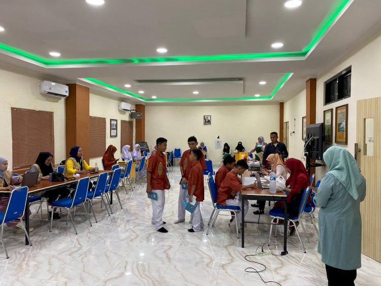 Siswa MTsN 1 Kota Gorontalo Ikuti Pemeriksaan Kesehatan Gratis dari Puskesmas Sipatana
